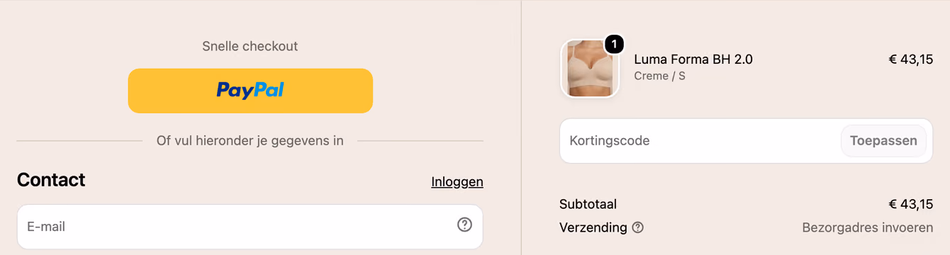 Uitsnede van het eerste afrekenscherm van novyre.nl: PayPal als snelle checkout, het contactblok met de link Inloggen en het e-mailveld, en rechts het besteloverzicht met een subtotaal van 43,15 euro.