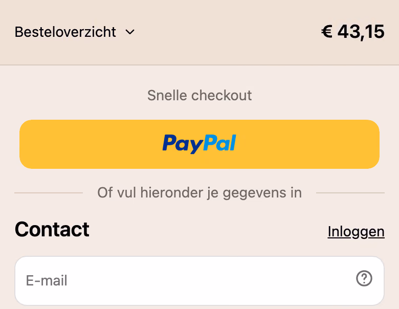 Uitsnede van het eerste afrekenscherm van novyre.nl: PayPal als snelle checkout, het contactblok met de link Inloggen en het e-mailveld, en rechts het besteloverzicht met een subtotaal van 43,15 euro.