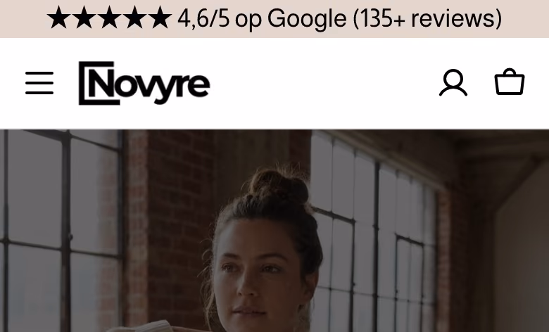 Bovenkant van de startpagina van novyre.nl op een telefoon: de Google-winkelscore 4,6 van 5, het logo met menu, account en winkelwagen, en het begin van het campagnebeeld.